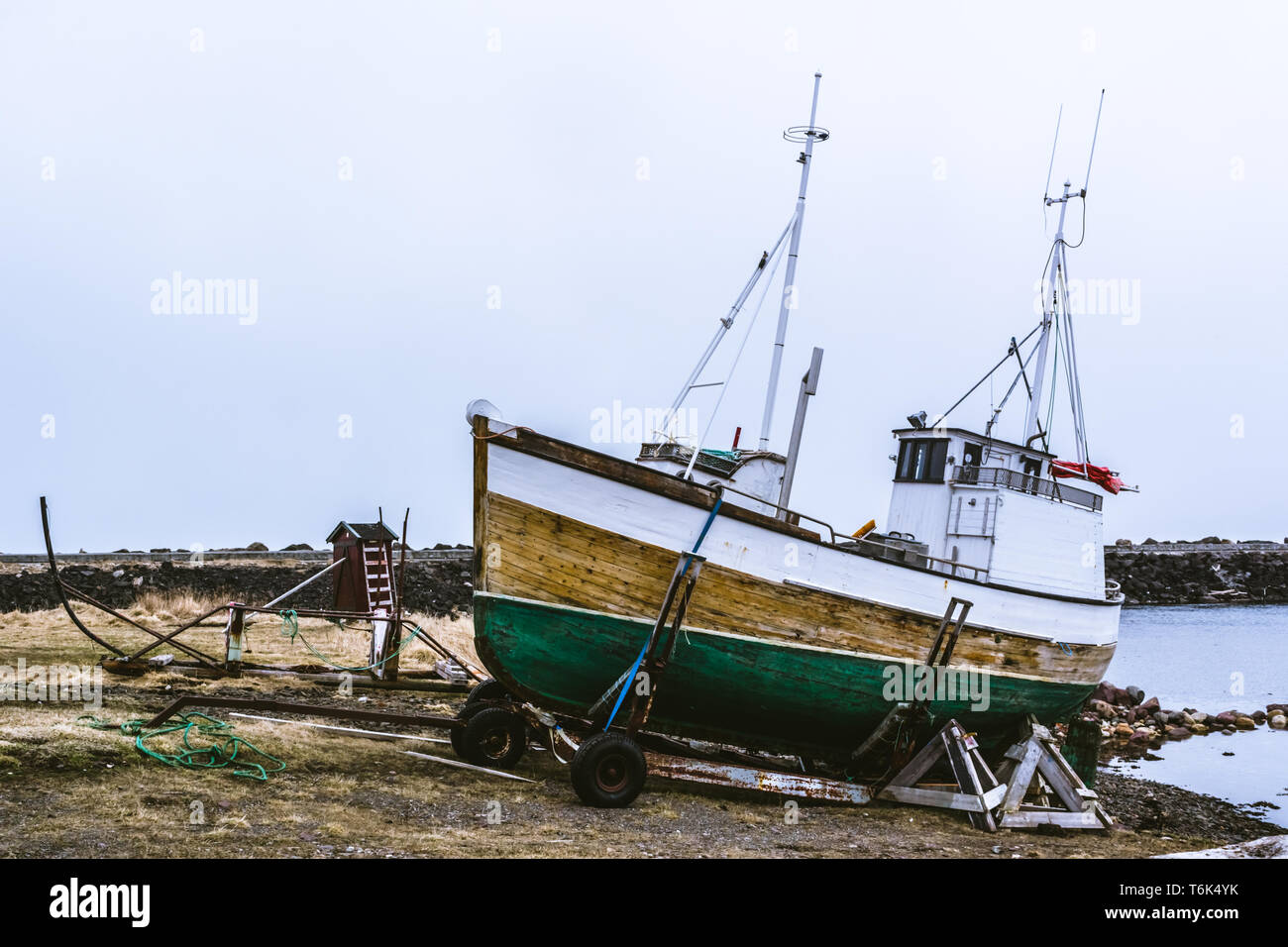 Bateau de pêche norvégien qui est extraite sur la côte Banque D'Images