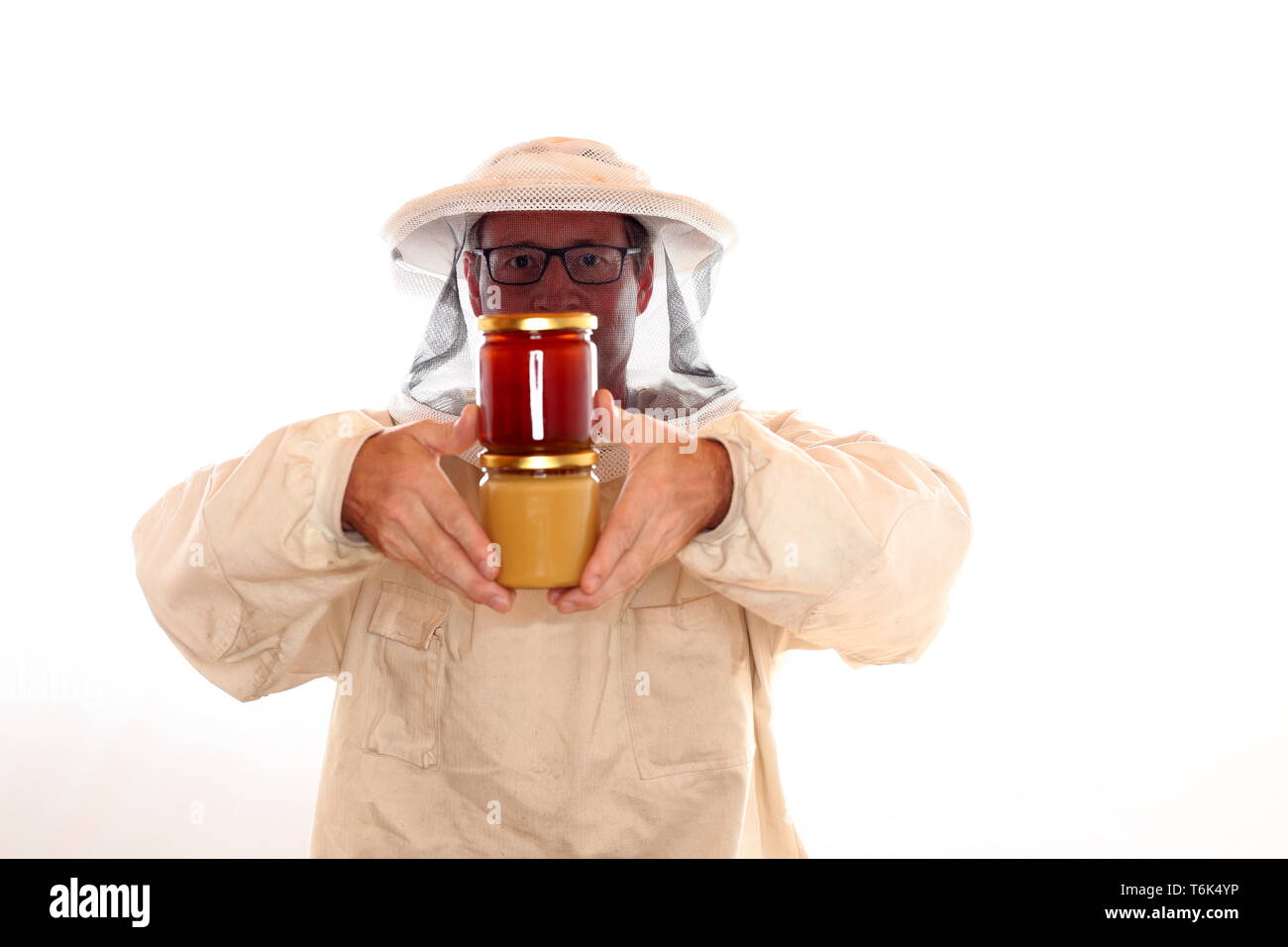 Miel apiculteur avec deux verres à Banque D'Images
