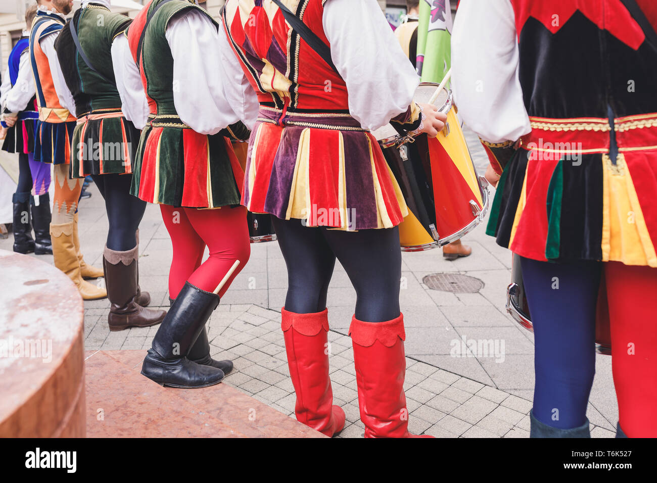 Les membres du groupe de musique ethnique portant des costumes traditionnels Banque D'Images