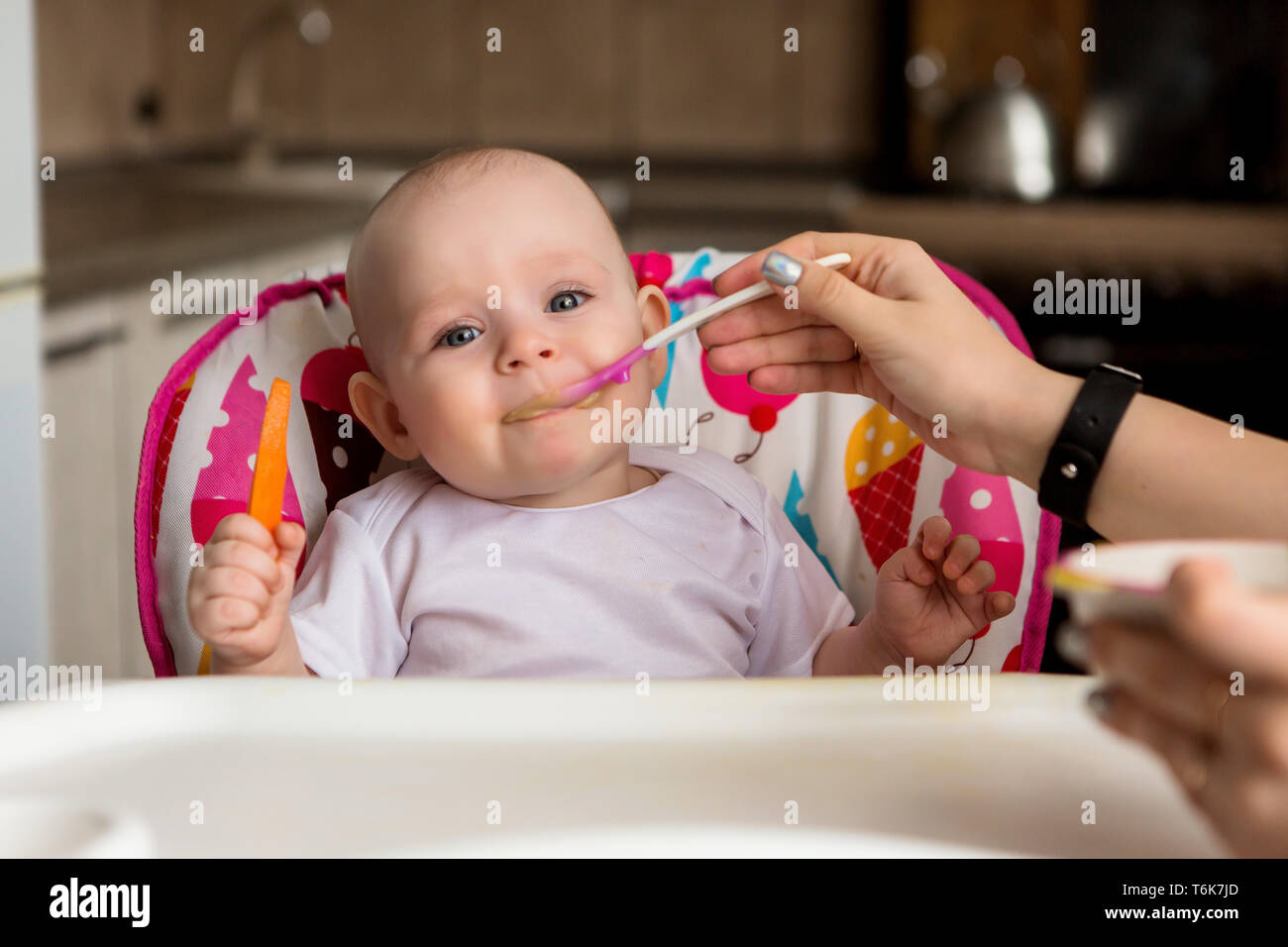Bebe A 8 Mois Et Mange De Maniere Independante Le Premier Bebe De Lure Le Bebe Aux Yeux Bleus Ne Veut Pas Manger De Puree De Legumes Mom Rss A Partir D Un Petit Enfant Photo