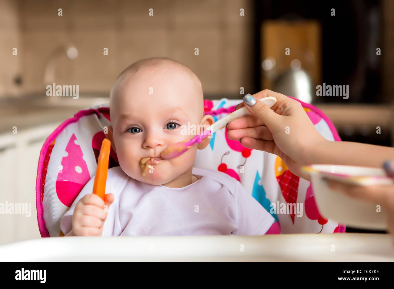 Bebe A 8 Mois Et Mange De Maniere Independante Le Premier Bebe De Lure Le Bebe Aux Yeux Bleus Ne Veut Pas Manger De Puree De Legumes Mom Rss A Partir D Un Petit Enfant Photo Bebe A 8 Mois Et Mange De Maniere Independante Le Premier Bebe De Lure Le Bebe Aux Yeux Bleus Ne Veut Pas Manger De Puree De Legumes Mom Rss A Partir D Un Petit Enfant Photo