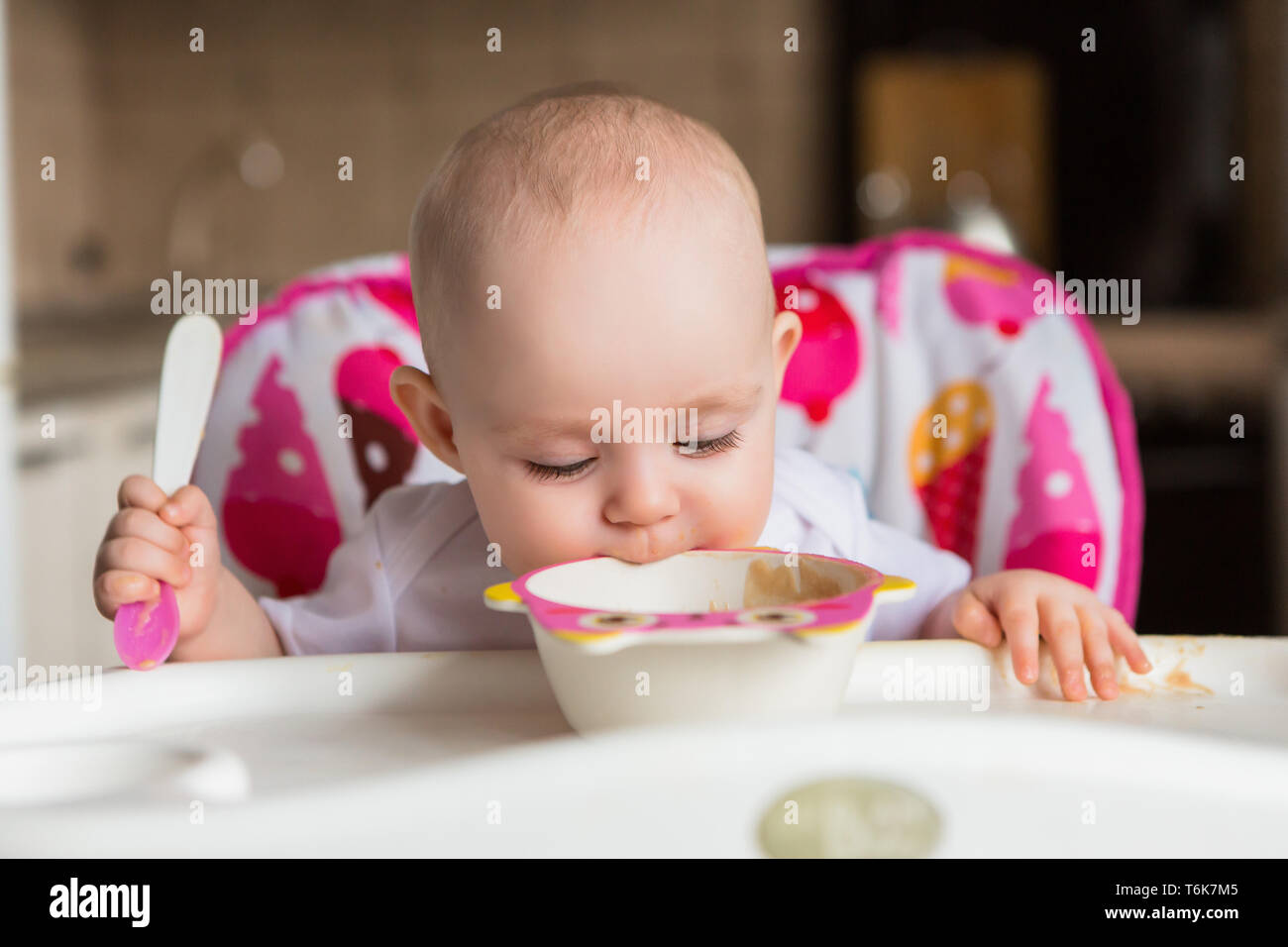 Bébé A 8 Mois Et Mange De Manière Indépendante.le Premier Bébé De Lure.le  Bébé Aux Yeux Bleus Ne Veut Pas Manger De Purée De Légumes.mom Rss À Partir  D'un Petit Enfant Photo