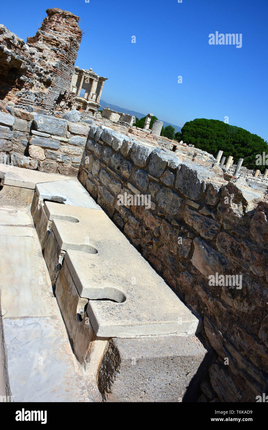 Latrines anciennes, toilettes publiques romaines, ruines d'Éphèse, Selçuk, province de İzmir, Turquie, Asie occidentale Banque D'Images