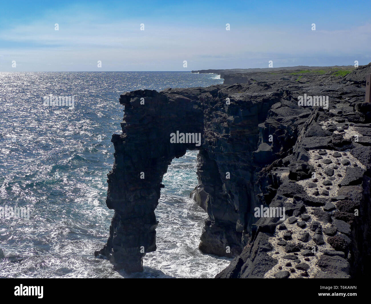 Vue horizontale sur mer Holei arch à Big Island, Hawaii. Un parc naturel de la pierre de lave est issue arch. Banque D'Images