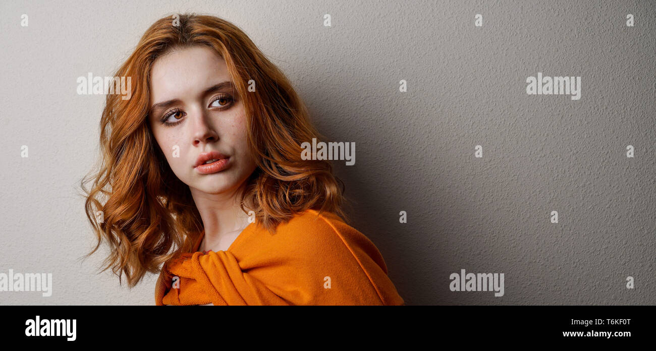 Portrait d'une jeune fille les cheveux rouges image d'un mode de vie naturel de la jeunesse moderne, de réelles émotions, bon concept. Banque D'Images