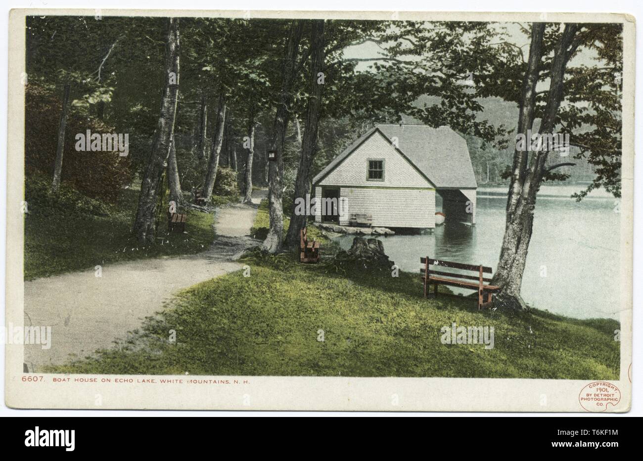 Detroit Publishing Company vintage carte postale d'une maison bateau sur le lac de l'écho dans les Montagnes Blanches (New Hampshire), 1901. À partir de la Bibliothèque publique de New York. () Banque D'Images