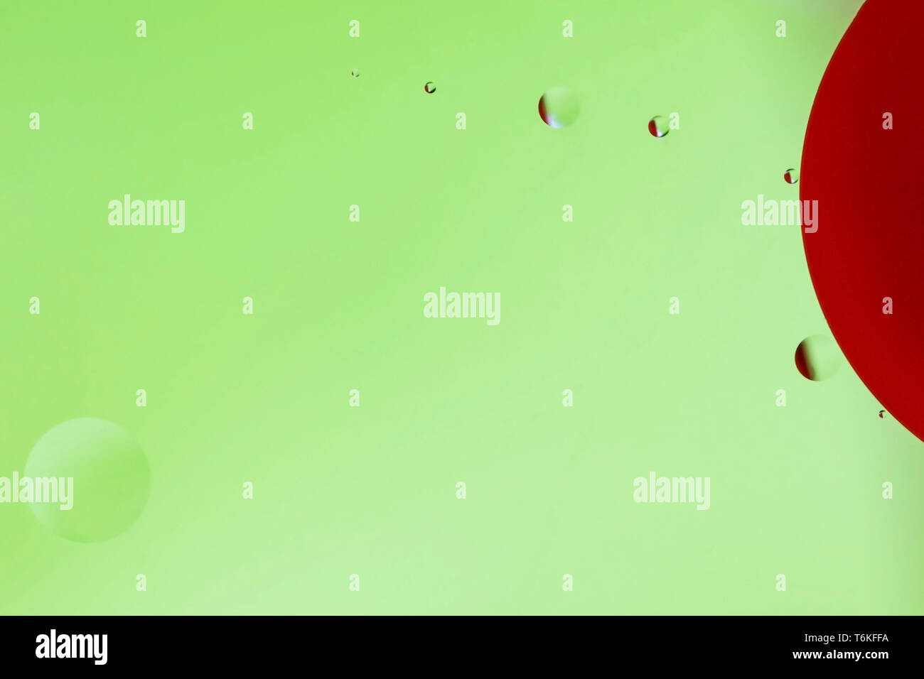 L'huile sur l'eau l'art abstrait aux couleurs vert et rouge fond Banque D'Images