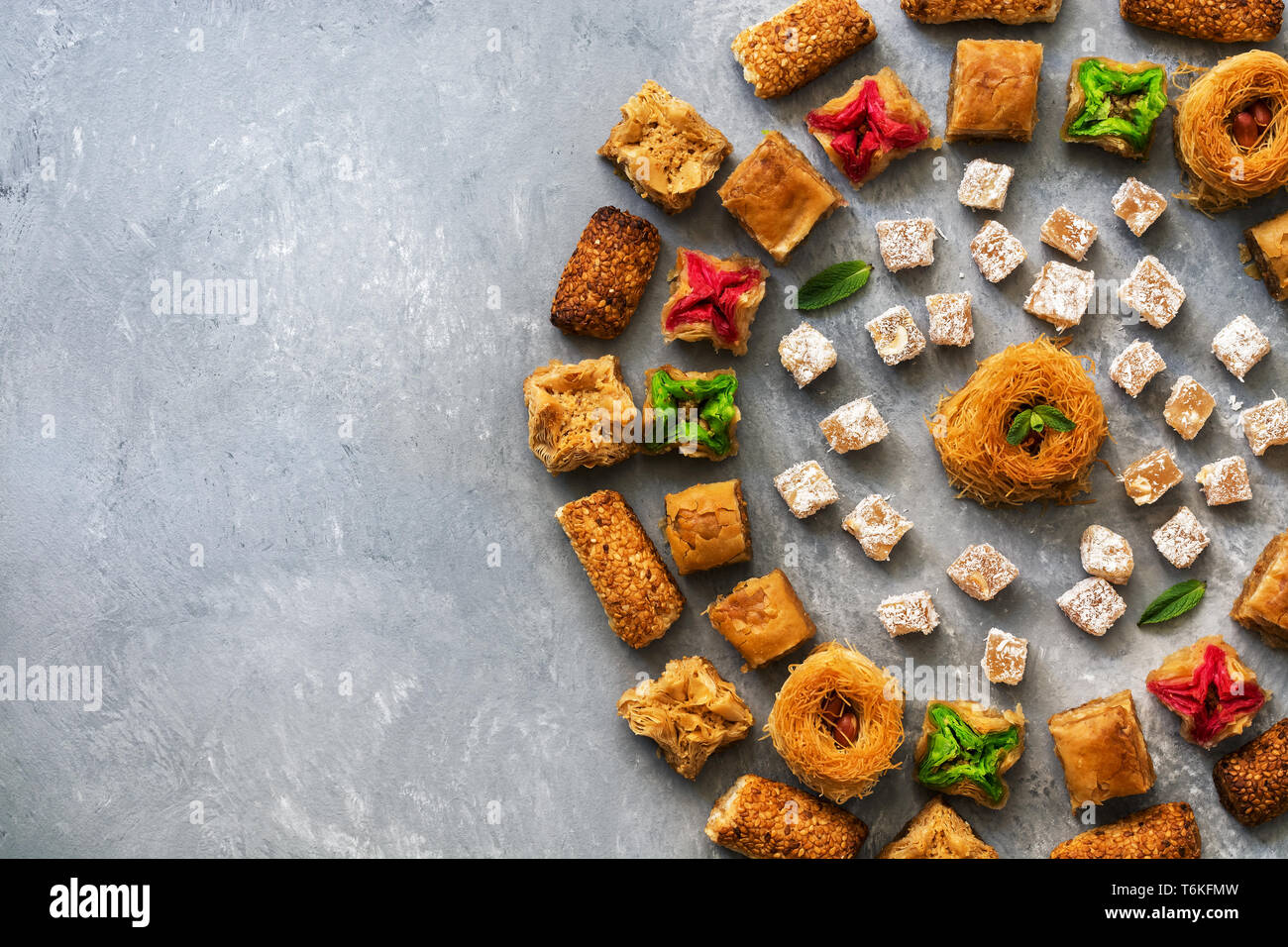 Baklava dessert turc traditionnel. Les sucreries de l'est sur un fond rustique gris. Vue d'en haut. Place pour votre texte Banque D'Images