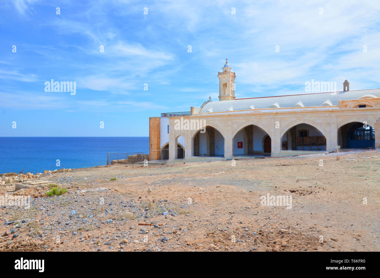 Beau bâtiment historique du monastère Apostolos Andreas orthodoxe dans la péninsule de Karpas, Bain Turc Chypre du Nord prises sur une journée ensoleillée avec ciel bleu au-dessus de la mer et à l'arrière-plan. Banque D'Images