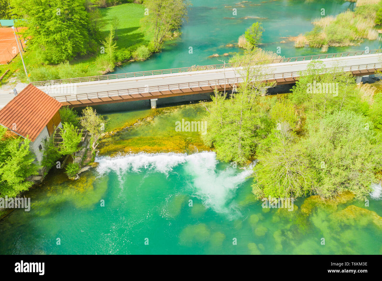 La Croatie, la verte campagne, rivière Mreznica à partir de l'air, vue panoramique sur village Belavici, chutes d'eau au printemps, célèbre destination touristique Banque D'Images