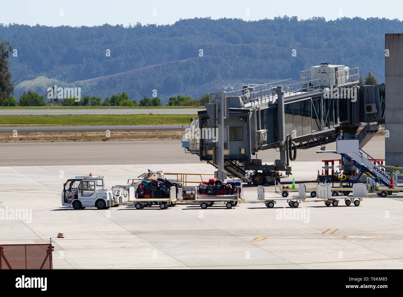 Santiago de Compostela, Espagne. 28 avril 2019 : remorque bagages de l'aéroport en attente à l'aéroport de Santiago de Compostela Banque D'Images