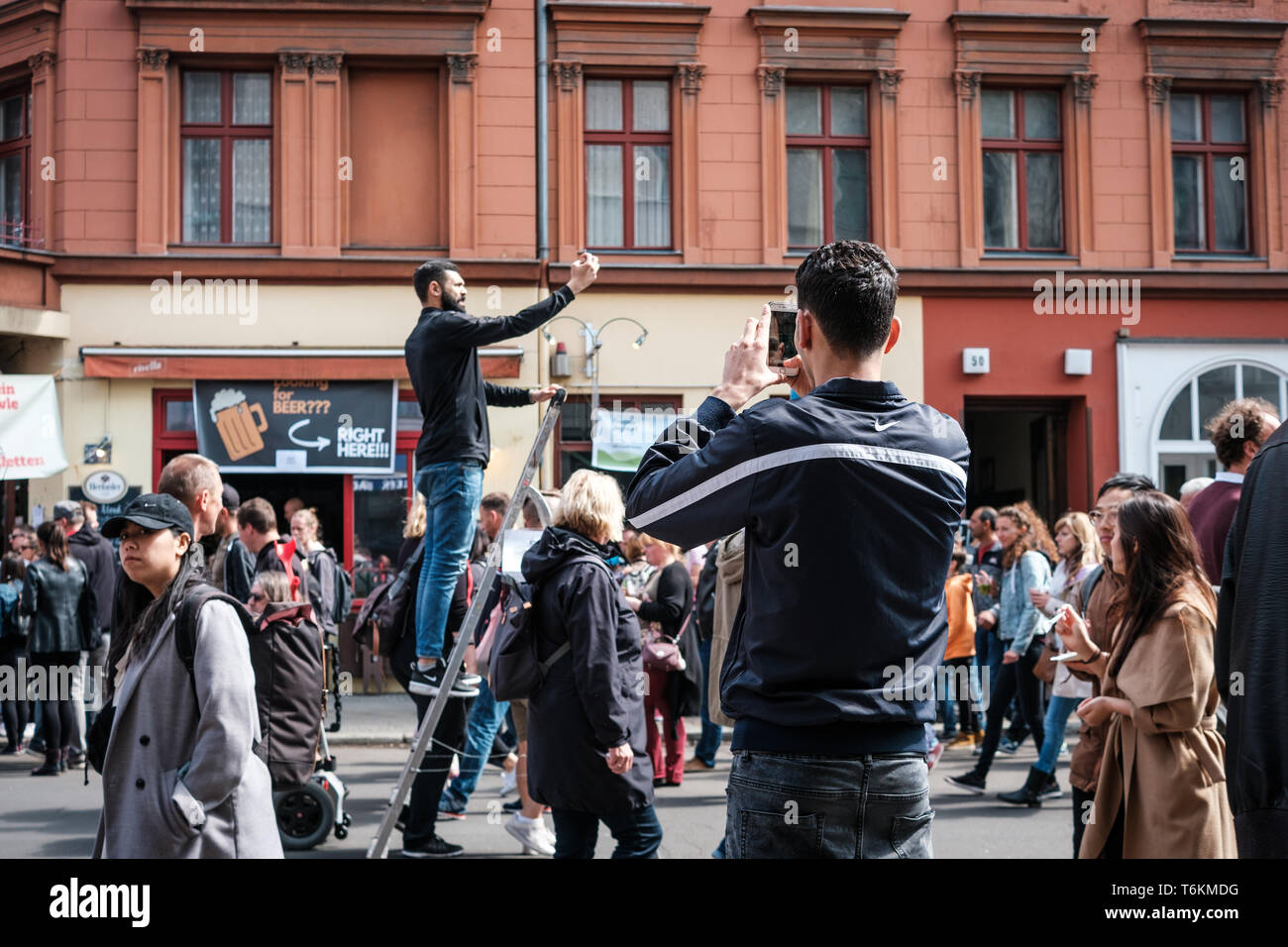 Berlin, Allemagne - 01 mai 2019 : les gens sur rue à myfest célébration le mayday , 1. mai, Berlin, Kreuzberg Banque D'Images