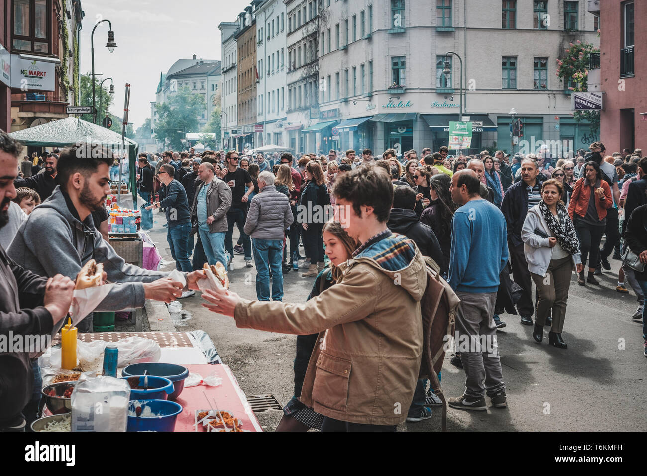 Berlin, Allemagne - 01 mai 2019 : les gens sur rue à myfest célébration le mayday , 1. mai, Berlin, Kreuzberg Banque D'Images