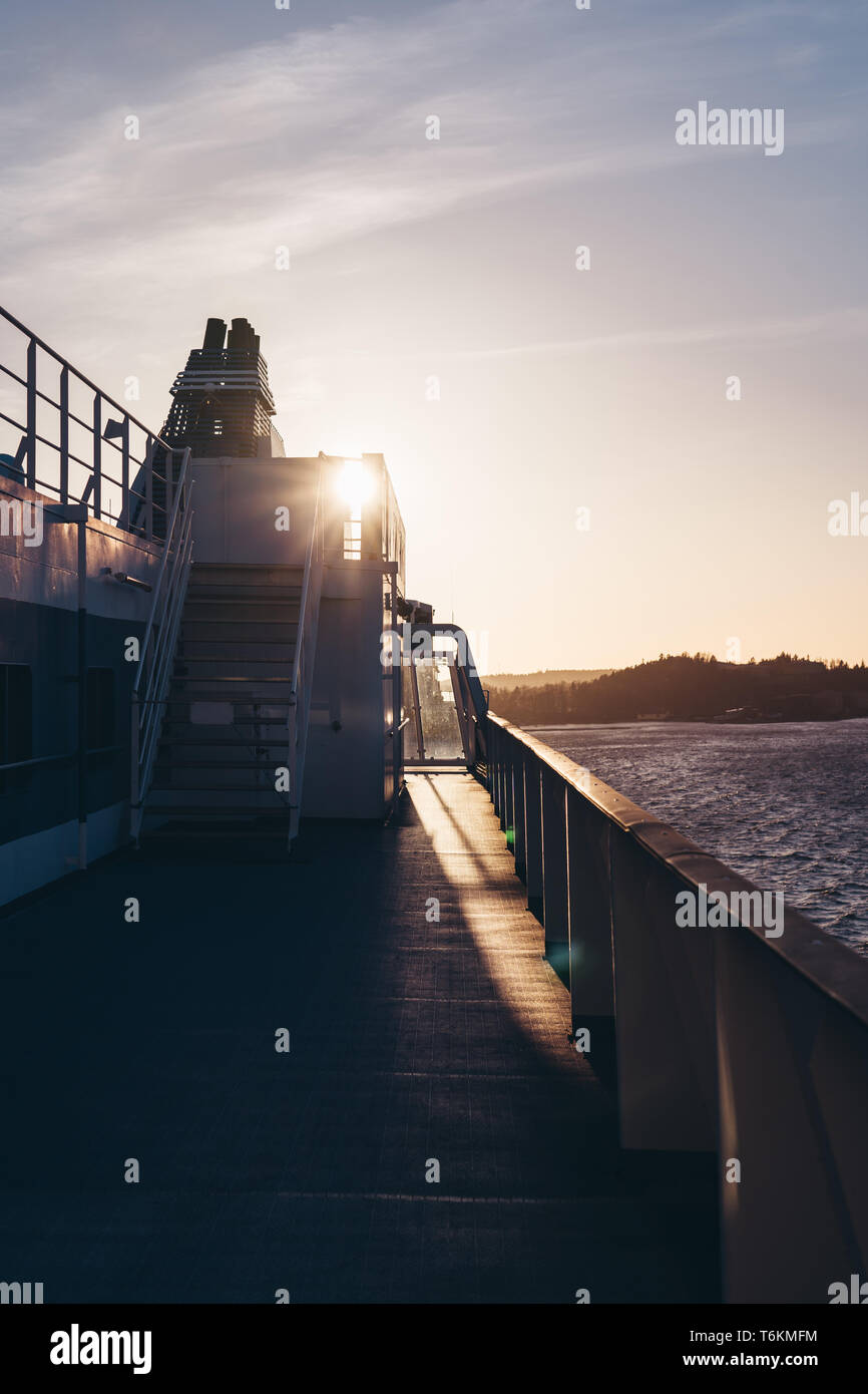 Soirée avec un coucher de soleil dans l'archipel vu depuis le pont extérieur vide de bateau de croisière, Stockholm Suède Banque D'Images