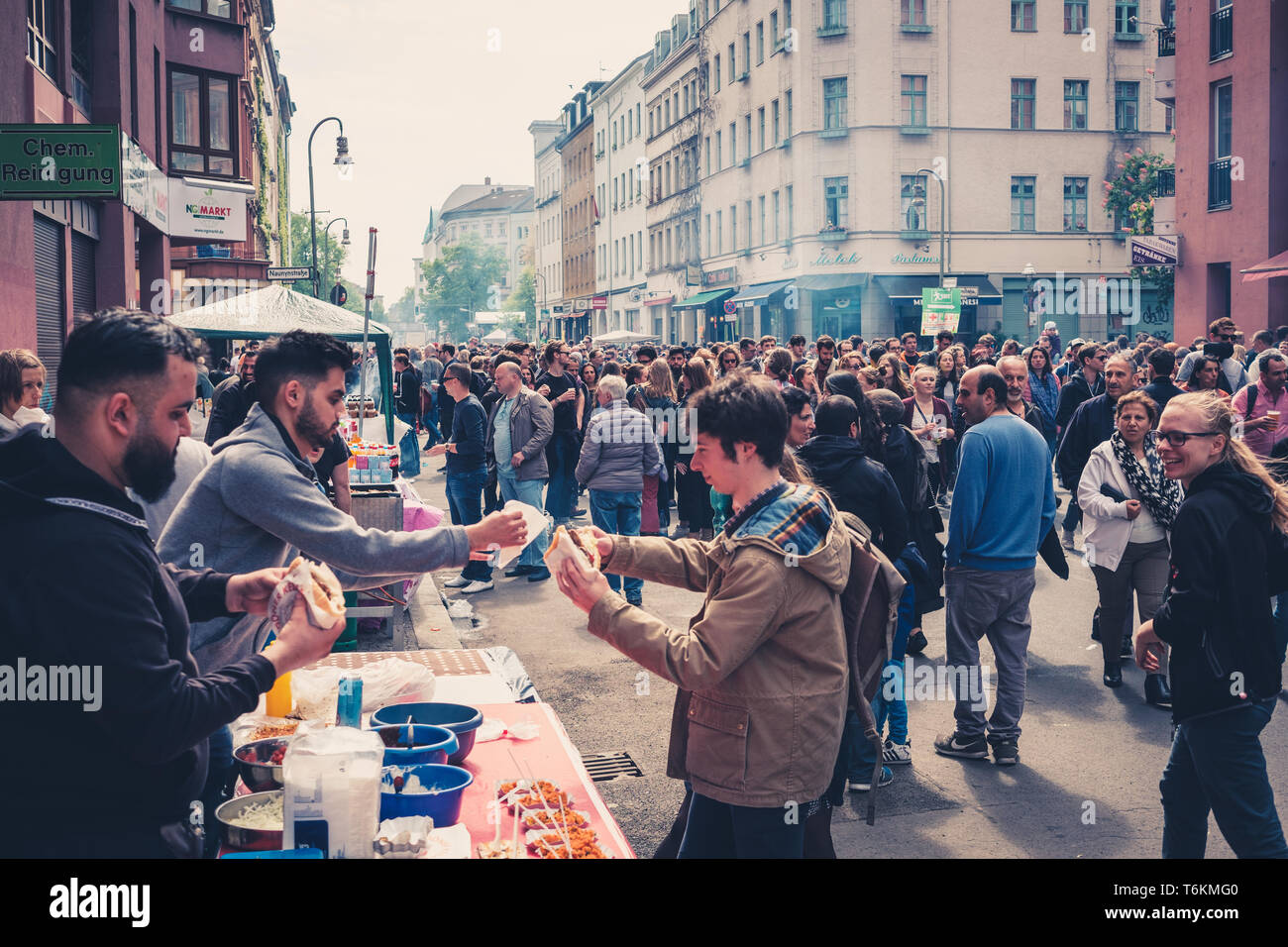 Berlin, Allemagne - 01 mai 2019 : les gens sur rue à myfest célébration le mayday , 1. mai, Berlin, Kreuzberg Banque D'Images