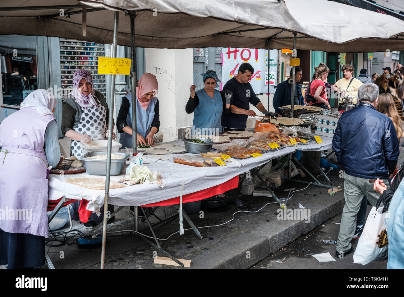 Berlin, Allemagne - 01 mai 2019 : les femmes la préparation des aliments sur la rue du marché à myfest, Labour Day Parade sur 1. mai, Berlin, Kreuzberg Banque D'Images