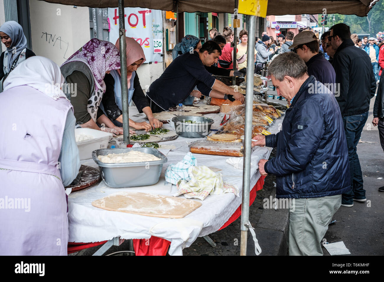 Berlin, Allemagne - 01 mai 2019 : les femmes la préparation des aliments sur la rue du marché à myfest, Labour Day Parade sur 1. mai, Berlin, Kreuzberg Banque D'Images