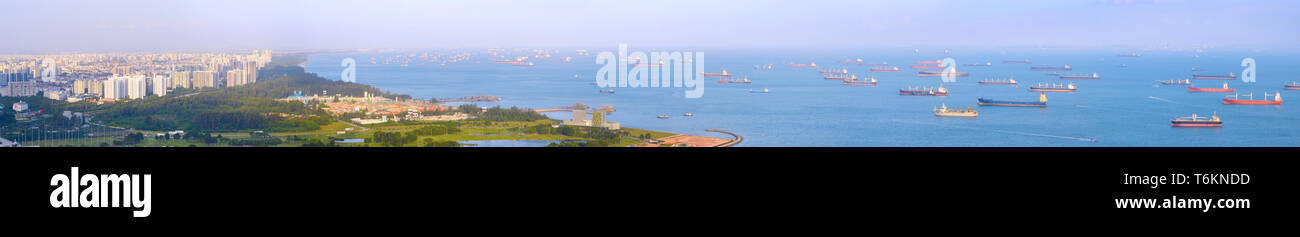 Vue panoramique du port de Singapour avec de nombreux navires de fret au coucher du soleil. Singapour Banque D'Images