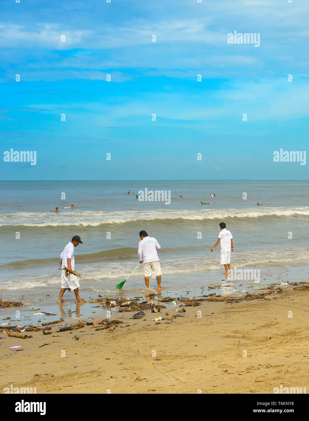 L'ÎLE DE BALI, INDONÉSIE - avril 03, 2017 : Groupe de personnes le nettoyage de plage dans les ordures et déchets plastiques. Banque D'Images