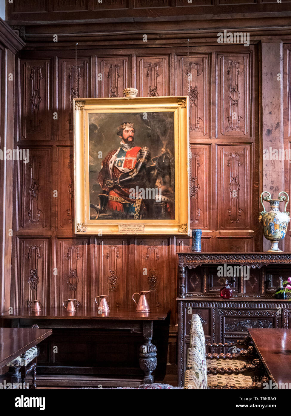 L'intérieur du château de Hever dans le Kent, maison ancestrale d'Anne Boleyn, seconde épouse du roi Henri VIII vu ici avec un portrait du Prince Noir Banque D'Images