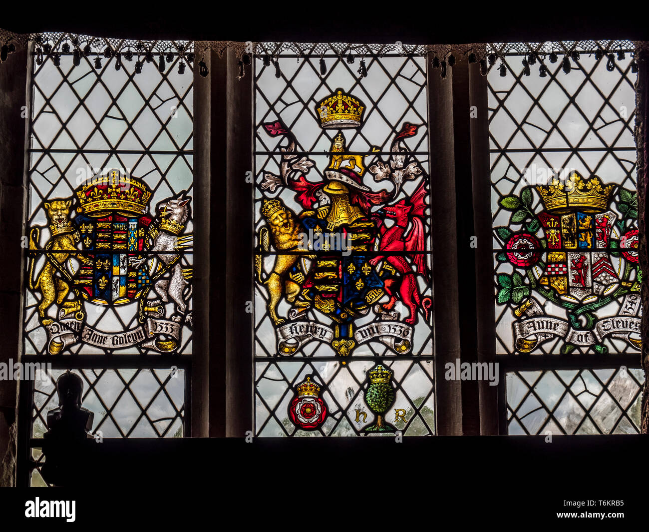 L'intérieur vitrail au château de Hever dans le Kent près de Saint-hippolyte, la maison ancestrale d'Anne Boleyn, seconde épouse du roi Henri VIII Banque D'Images