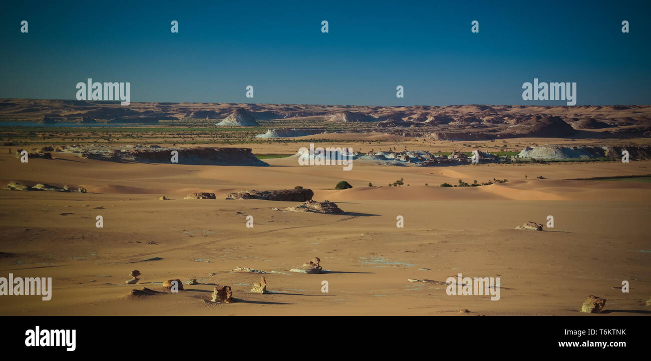 Vue panoramique vue Aérienne pour Ahoita Daleyala Djiara, lacs, et Boukkou groupe d'Ounianga Serir lacs au coucher du soleil , l'Ennedi, Tchad Banque D'Images