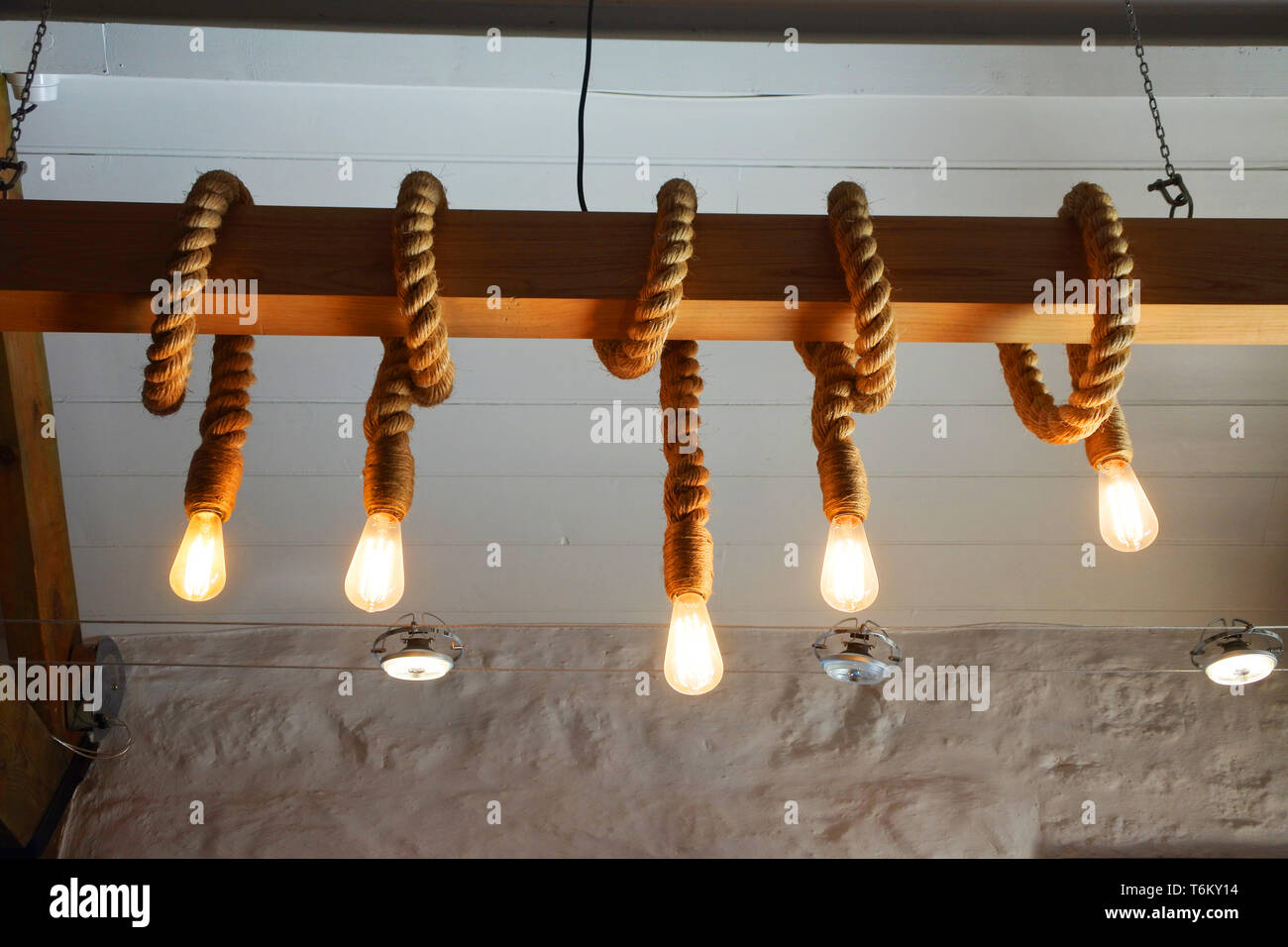 L'éclairage électrique style corde accrochée à un plafond intérieur - John Gollop Banque D'Images