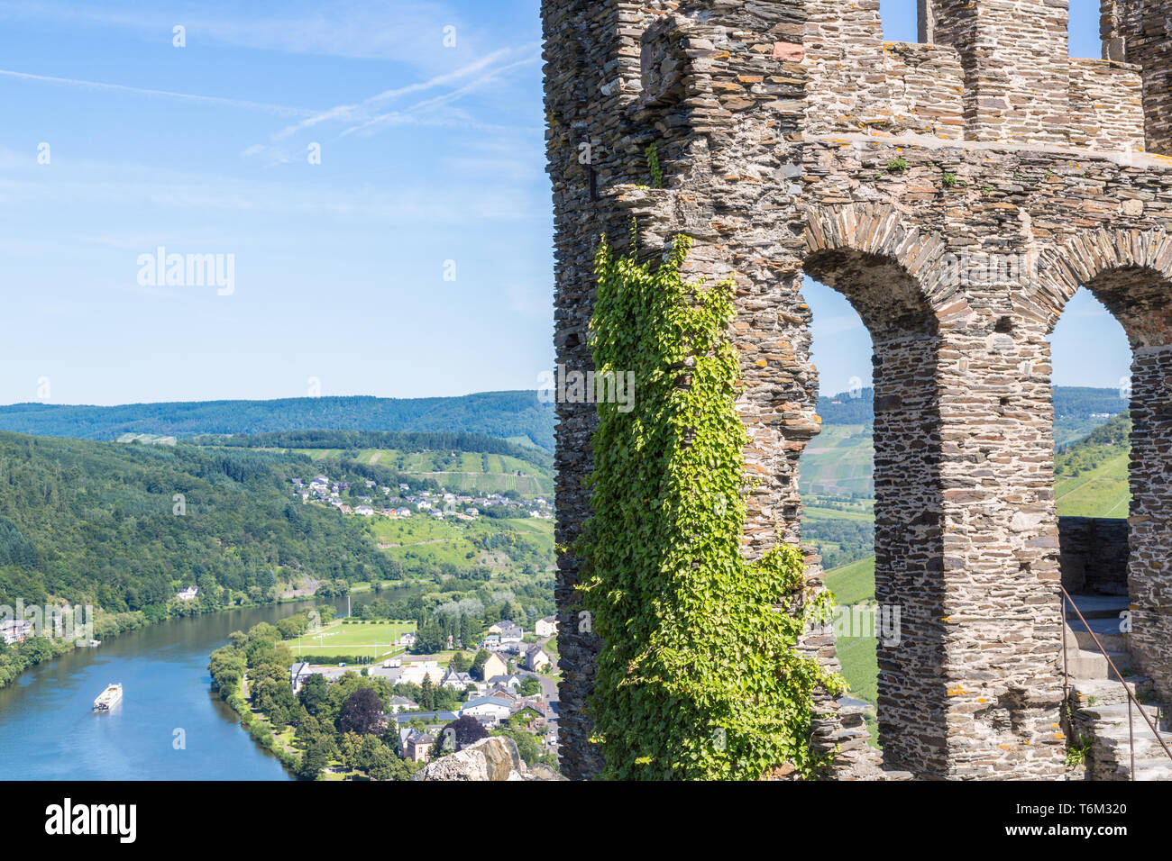 Ruines du château de Grevenburg au-dessus de Traben-Trarbach, vallée de la Moselle allemande Banque D'Images