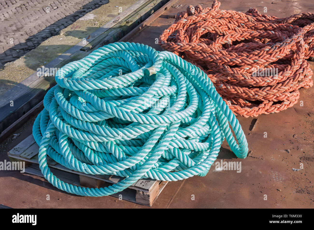 Deux cordes en nylon sur un navire dans le port Banque D'Images