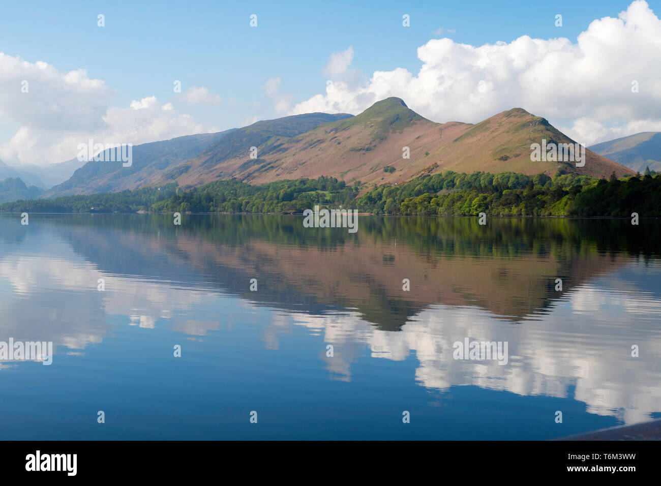 Cat Bells reflète dans l'eau Derwent vue depuis Keswick, Cumbria, England, UK Banque D'Images