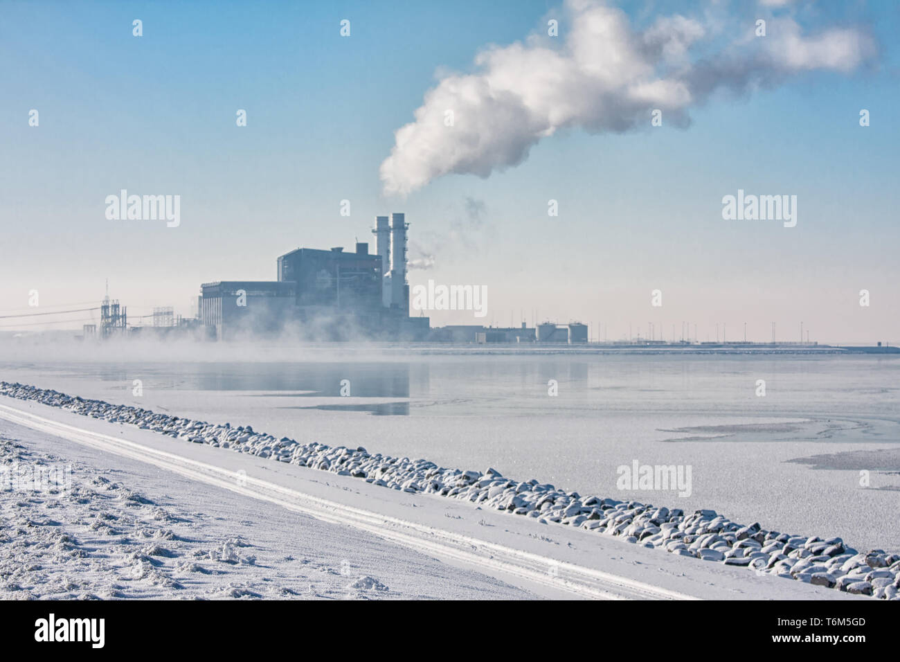 Dutch lac gelé avec haze et voir à l'usine d'alimentation Banque D'Images
