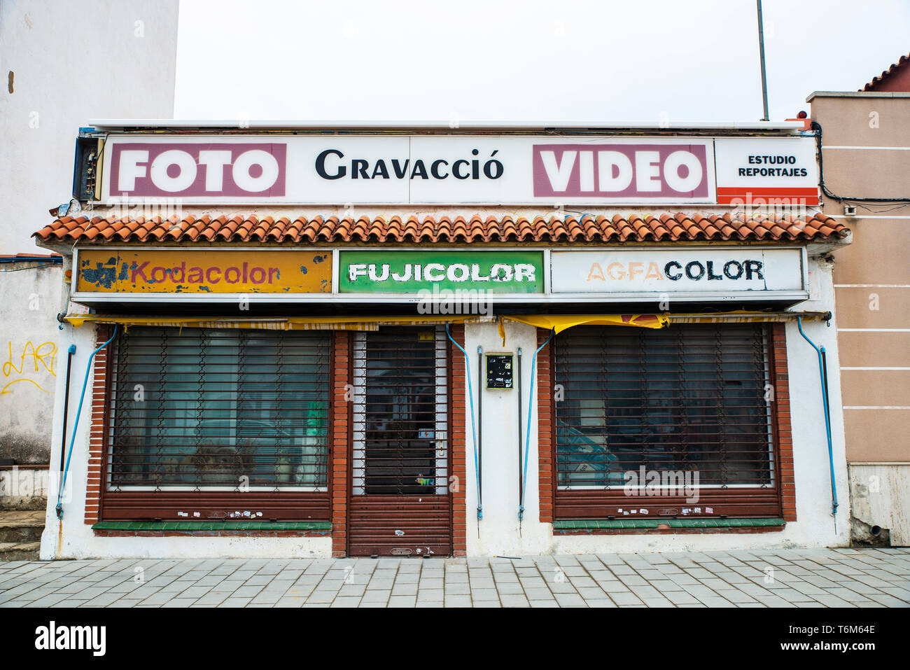 Tarragone, Espagne - 22 Avril 2019 : Ancienne Boutique et studio de photographie fermée et abandonnée avec le logos de Kodak, Fuji et Agfa, Tarragone, Catalogne Banque D'Images
