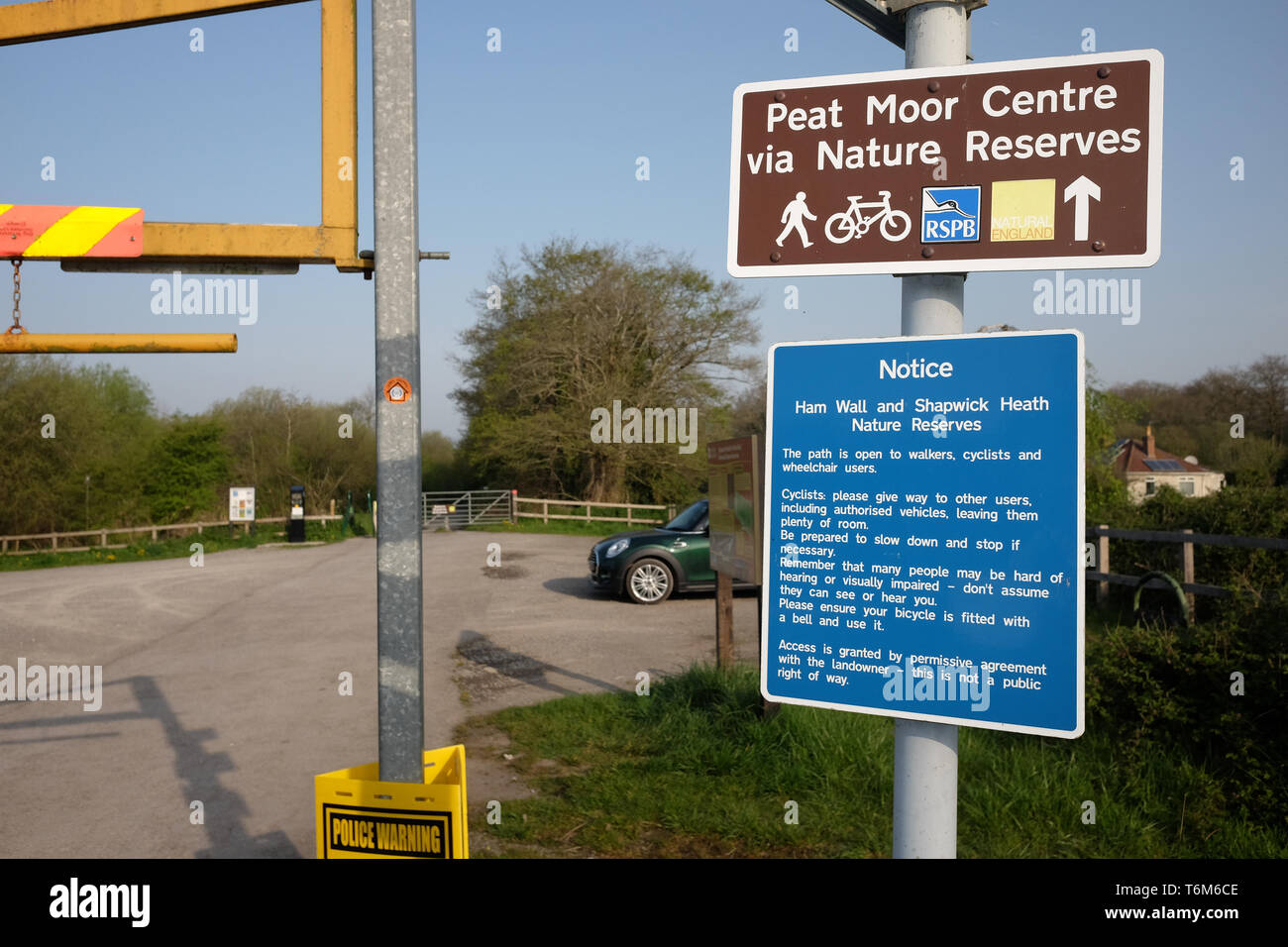 Mai 2019 - Mur de jambon et Shapwick Heath parking sign et barrière de hauteur Banque D'Images
