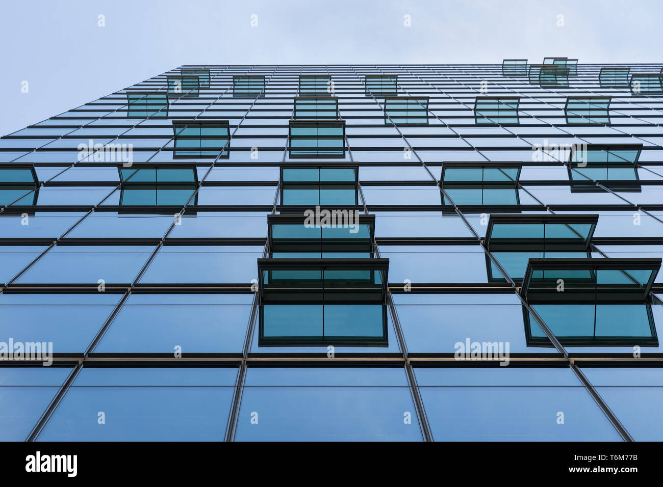 Façade en verre avec des fenêtres d'un immeuble de bureaux modernes Banque D'Images