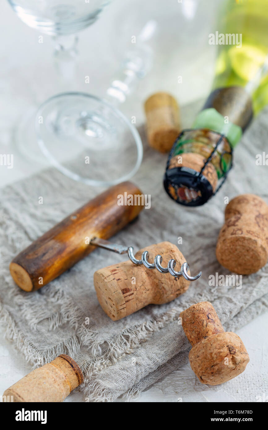 Ancien tire-bouchon, verres et wine corks. Banque D'Images