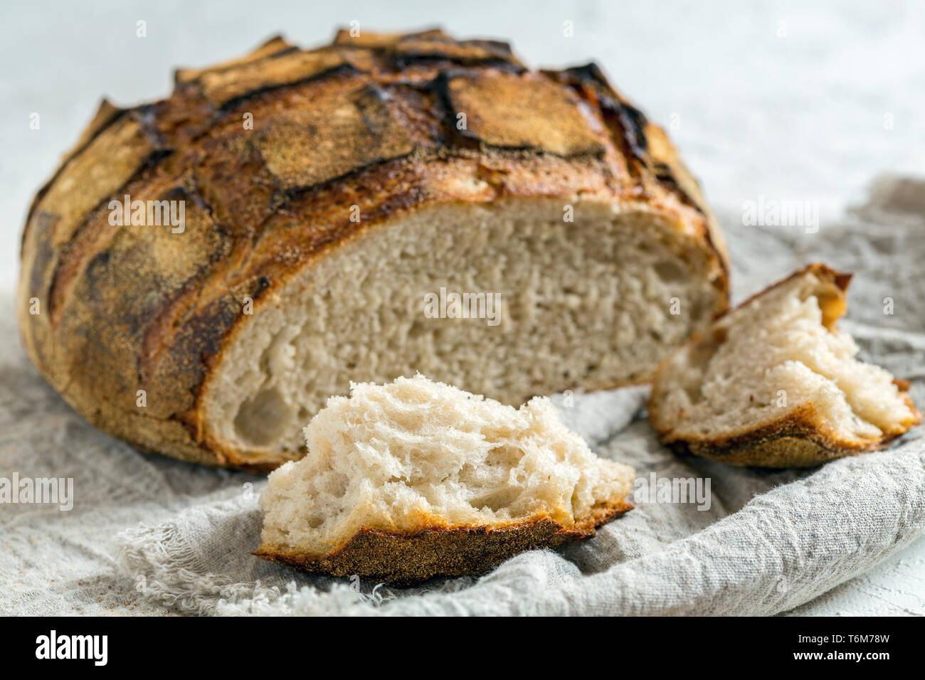 Morceau de pain au levain et une miche de pain artisanal. Banque D'Images