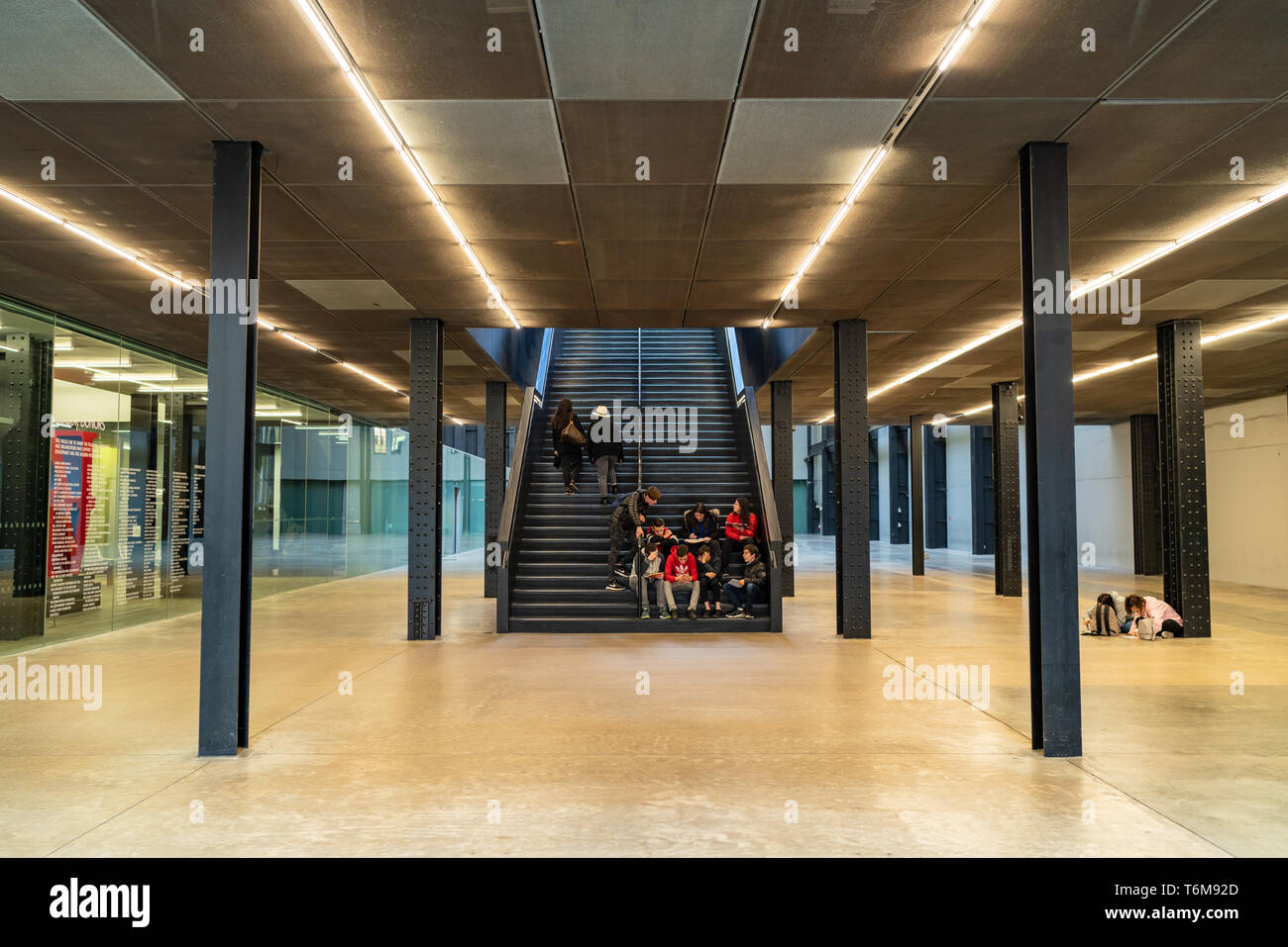 Londres, UK - 1 avril 2019 : Les gens de l'intérieur de la structure de la salle de la Tate Modern à Londres Banque D'Images