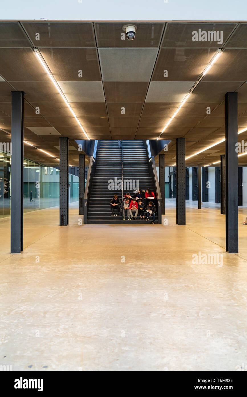 Londres, UK - 1 avril 2019 : Les gens de l'intérieur de la structure de la salle de la Tate Modern à Londres Banque D'Images