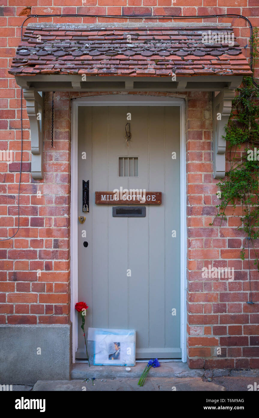 La porte avant pour Mill Cottage à Goring-on-Thames, à la fin de campagne à George Michael avec des fleurs et des hommages laissés par les fans. Banque D'Images