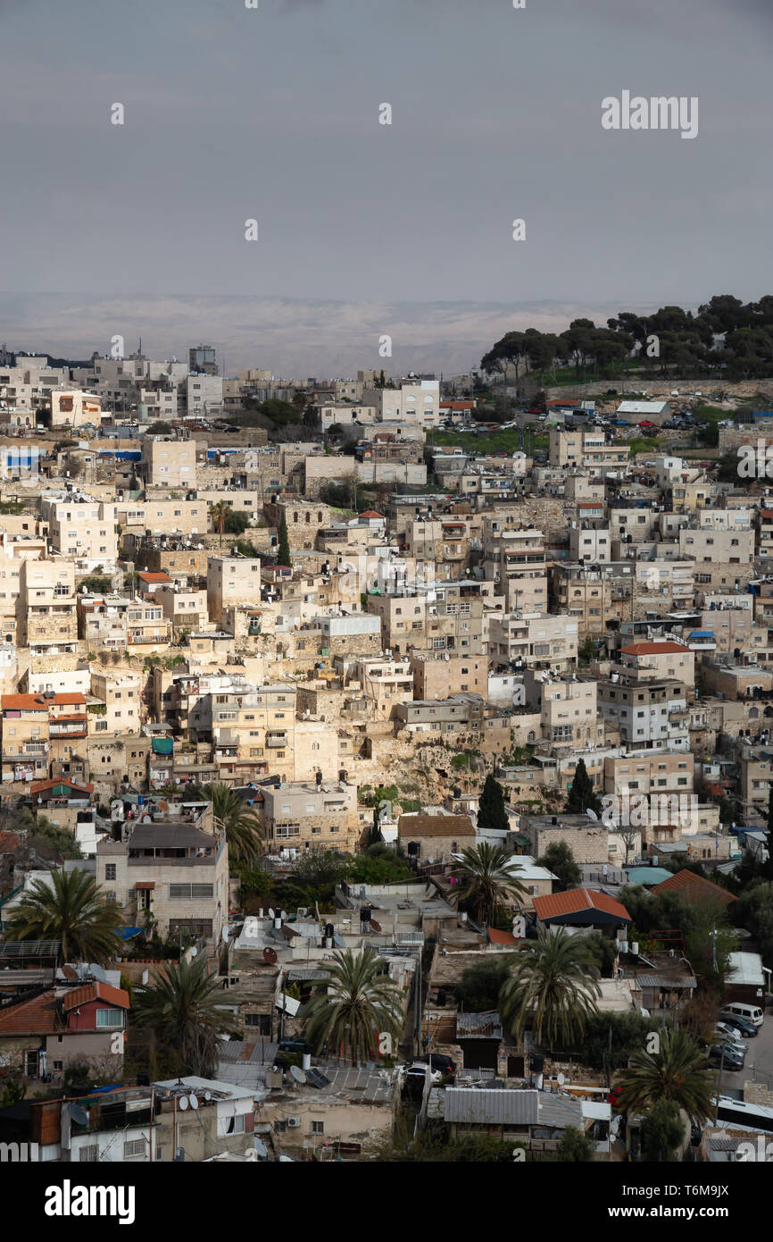 Vue aérienne de la ville quartier résidentiel pendant une journée nuageuse. Prises à Jérusalem, Israël. Banque D'Images