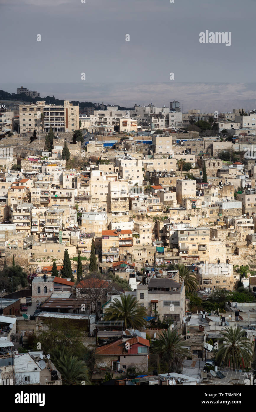 Vue aérienne de la ville quartier résidentiel pendant une journée nuageuse. Prises à Jérusalem, Israël. Banque D'Images