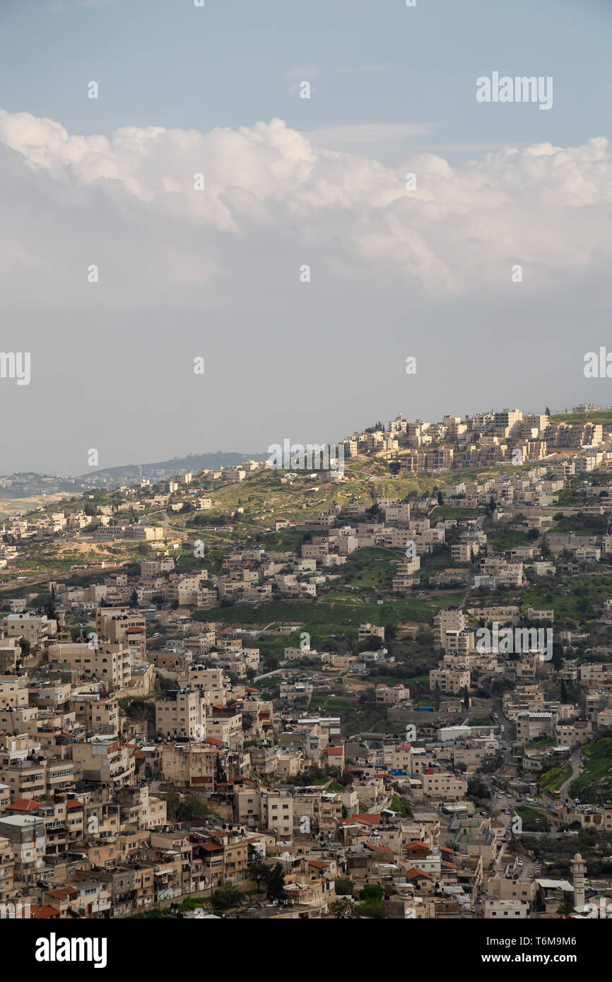 Vue aérienne de la ville de Jabal Batin alHawa résidentiel pendant une journée nuageuse. Prises à Jérusalem, Israël. Banque D'Images
