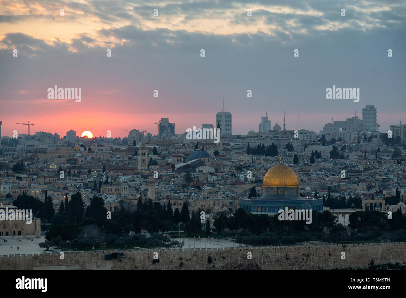 Belle vue aérienne de la vieille ville et le dôme du Rocher pendant un coucher de soleil colorés. Prises à Jérusalem, capitale d'Israël. Banque D'Images