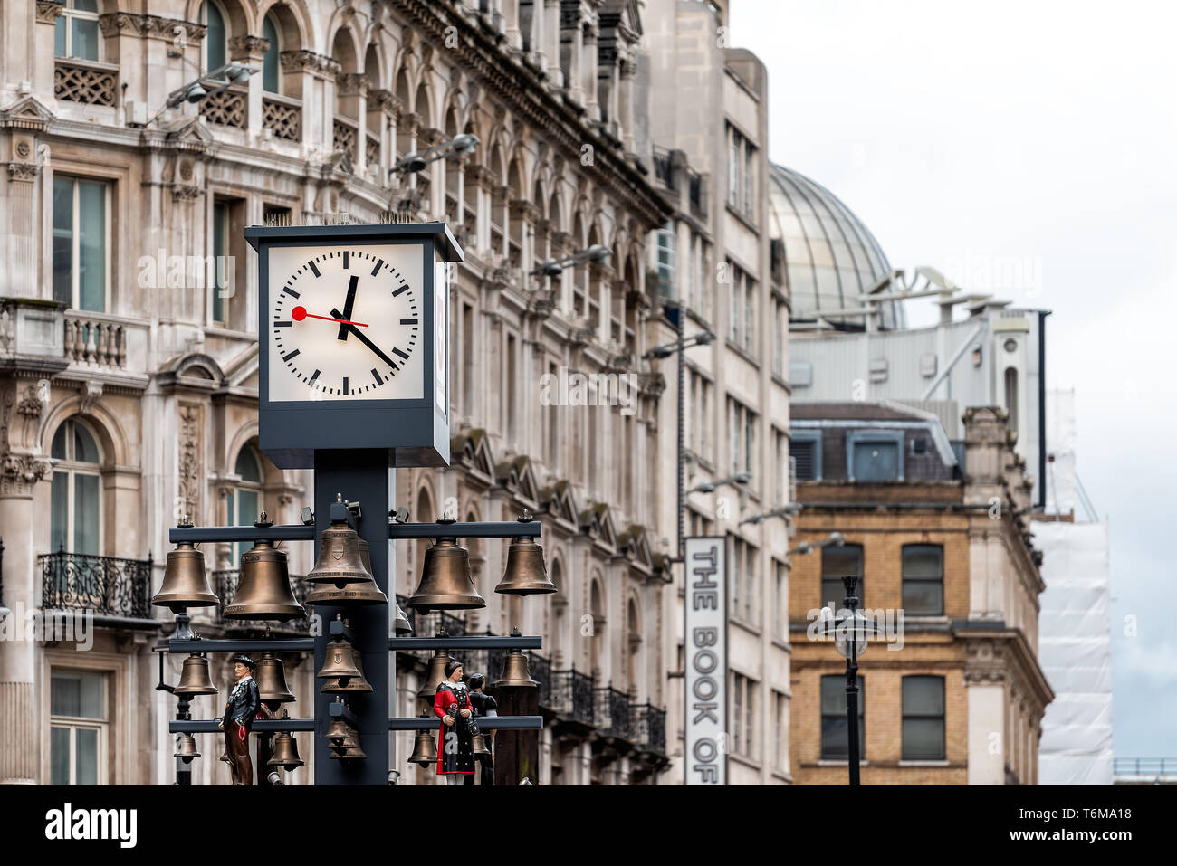 Londres, Royaume-Uni - 12 septembre 2018 : Leicester Square d'horloge durant la journée en ville avec l'architecture ancienne et le Livre de Mormon sign Banque D'Images