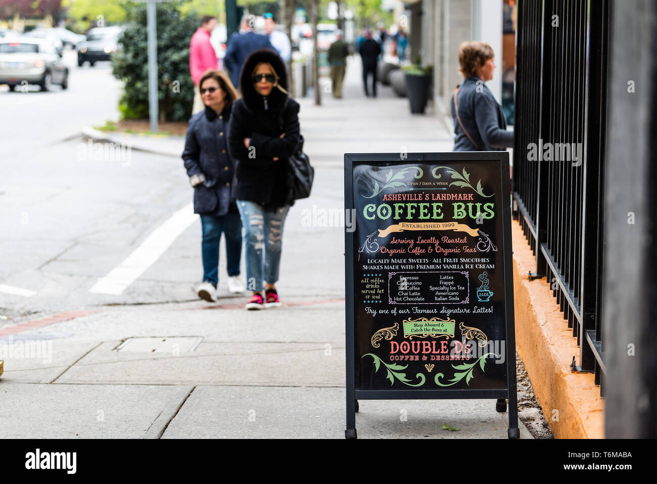 Asheville, États-Unis - 19 Avril 2018 : les gens sur un trottoir en bus café restaurant à l'extérieur, sur une rue servant des boissons au café et desserts en Caroline du Nord : Banque D'Images