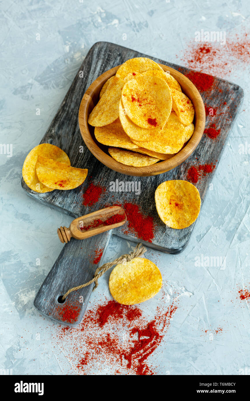Croustilles de pommes de terre à la fleur de sel et de paprika. Banque D'Images