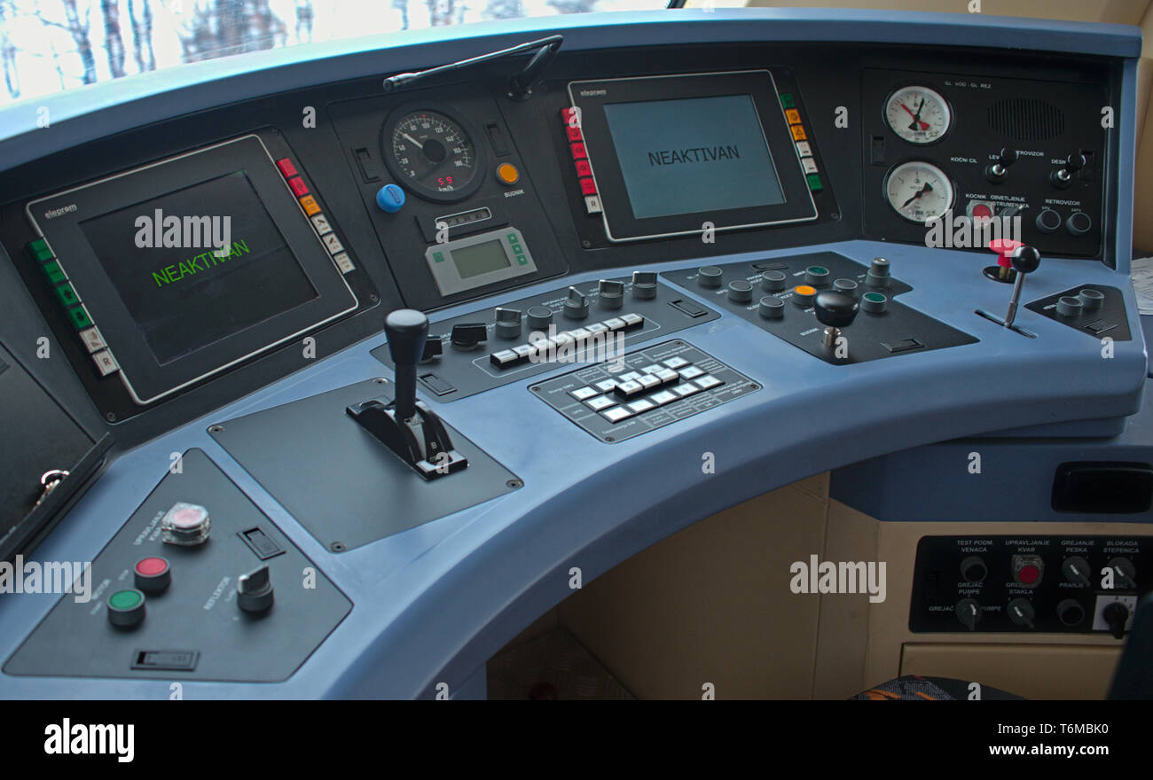 Au regard de l'intérieur de la cabine conducteur de train moderne Banque D'Images