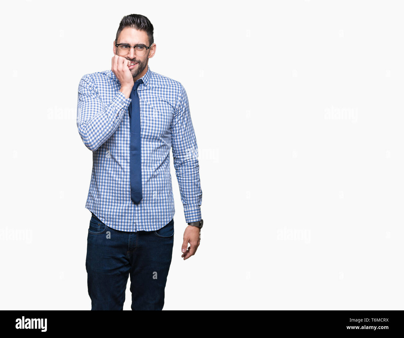 Man wearing glasses sur fond isolé à souligné et nerveux avec les mains sur la bouche de mordre les ongles. Problème d'anxiété. Banque D'Images