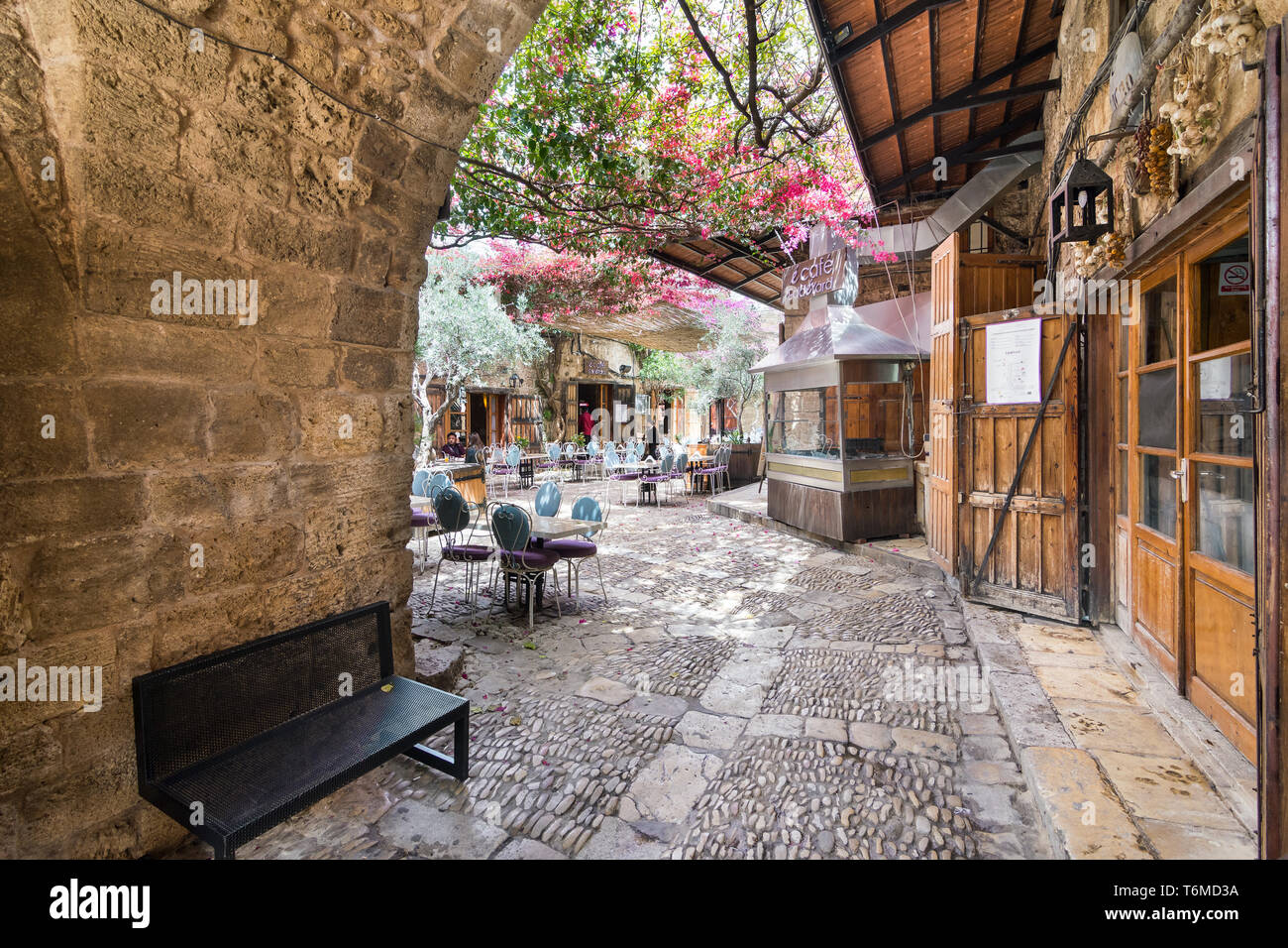 Terrasse extérieure d'un restaurant au vieux souk de Byblos, Jbeil, Liban Banque D'Images