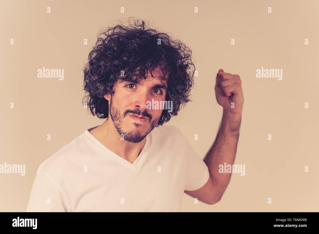 Jeune homme millénaire ennuyé avec un visage en colère à la mad et furieux frustré. Close up studio shot isolé sur fond blanc. Les gens, Banque D'Images